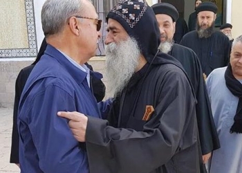 محافظ قنا يطمئن على الحالة الصحية للأنبا بيمن