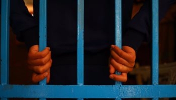 إخلاء سبيل صيدلي حاول إدخال المخدرات لإبنه المحبوس