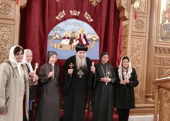 الأنبا أغاثون يتمم طقس تكريس الدكتورة سهام