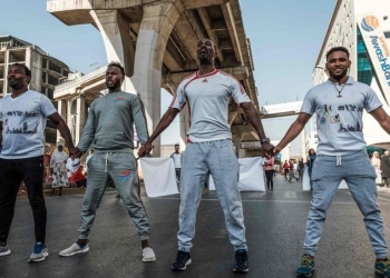 بالصور.. السيارات تتوقف في أديس أبابا