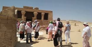 وفد سياحي بلجيكي يزور المناطق الأثرية بالمنيا