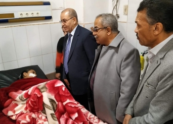 “باهي” يزور التلميذة “يارا” بمستشفى الزهور العام للإطمئنان على حالتها الصحية