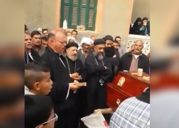 أقباط كوم الراهب بسمالوط يصلون على متوفى بالشارع بعد غلق كنيستهم