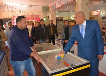 محافظ الوادي الجديد يتفقد منفذ سلع وزارة الزراعة بالخارجة