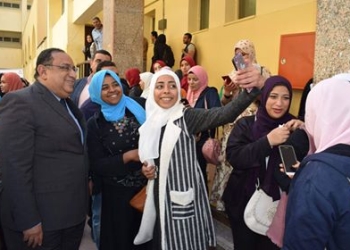 رئيس جامعة حلوان يستمع إلي مطالب الطلاب