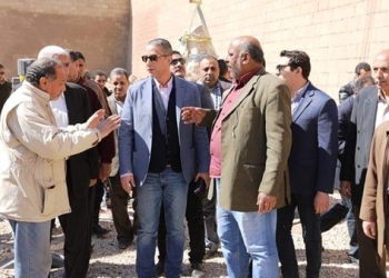 محافظ سوهاج يتفقد أعمال تجميع تمثال “رمسيس الثاني” بأخميم