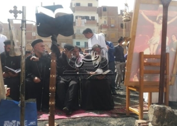 بالصور.. أسقف وأقباط مطاي يزيلون آثار الحريق بخيمة الصلاة ويصلون الجمعة العظيمة وسط الرماد