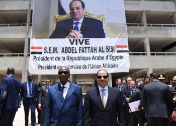 “السيسي” يصل إلى العاصمة الغينية و يؤكد على عمق العلاقات التاريخية بين البلدين