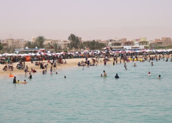اقبال المواطنين على شواطىء السخنة بالسويس فى شم النسيم