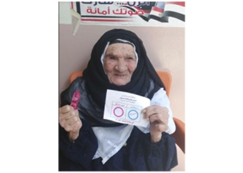 معمرة عمرها 103 سنة تدلي بصوتها في الاستفتاء  بالشرقية