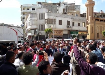 بالصور ..مسيرة بالأعلام لجامعه دمياط