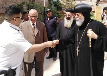 بالصور .. أسقف الزقازيق ومنيا القمح يدلى بصوته فى إستفتاء الدستور