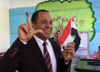 بالصور.. رئيس جامعة دمنهور يُدلي بصوته الانتخابي للتعديلات الدستورية بالبحيرة