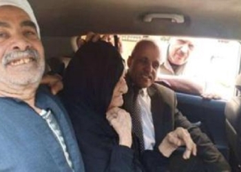 معمرة بالقليوبية عمرها “105” أعوام تدلي بصوتها في الاستفتاء