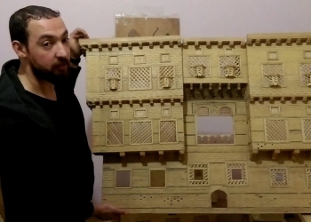 شاب بحراوي يصنع ماكيت لمنزل “الأمصيلي” الأثرى بخشب الفلتو والأبلكاش