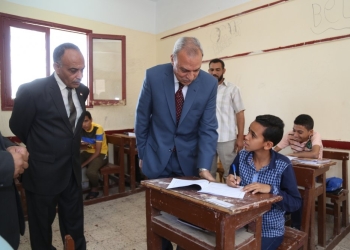 محافظ قنا: استبدال الامتحان الإلكترونى بالورقى  فى امتحانات الصف الاول الثانوى