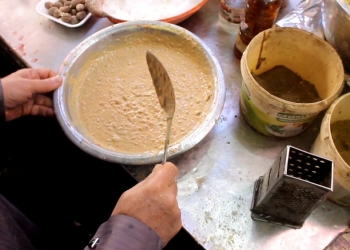 بالصور.. "من حبوش لـ حباش".. حكاية وطريقة صنع أشهر أكلة شعبية علي مائدة رمضان بالبحيرة