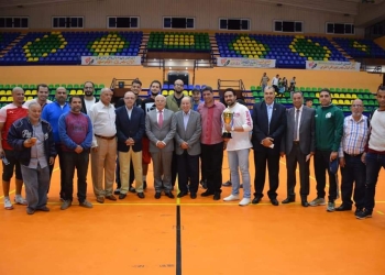محافظ بورسعيد يُسلم جوائز الفائزين بدورة الشركات الودية بالمدينة الرياضية