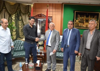 محافظ بورسعيد يكرم طبيبًا وممرضة لكفاءتهما في العمل