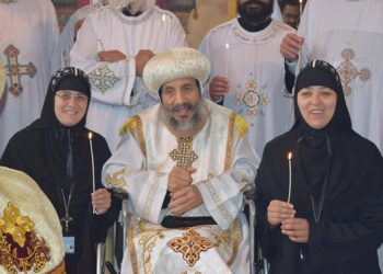 الأنبا أنتوني يحتفل بعيد مارمرقس ومارمينا ويُسيم كاهن بإيرلندا