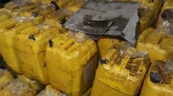 اعدام زيوت ومخللات فاسدة  داخل مصنع مواد غذائية بأبو النمرس