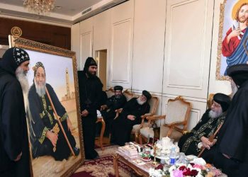 “سيفين” فنان لوحاته خطوطها حية