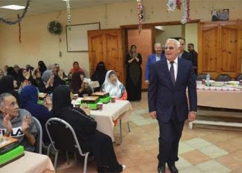 محافظ بورسعيد يقدم التهنئة لنزلاء دار المسنين بمناسبة العيد