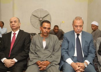 محافظ قنا يقدم واجب العزاء لأسر شهداء الشرطة
