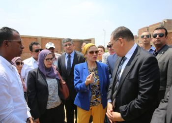 وزيرة البيئة تناقش مع محافظ الشرقية التحضير  لموسم جمع قش الأرز