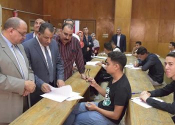 رئيس جامعة بني سويف يحيل مراقبي امتحانات للتحقيق بسبب الإهمال