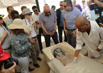 محافظ الجيزة يشارك وزير الاثار في افتتاح هرم سنفرو واكتشاف توابيت أثرية بدهشور
