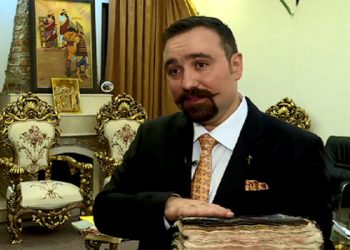 وزير مسيحي بحكومة كردستان العراق يؤدي اليمين على إنجيل أثري حرقه داعش