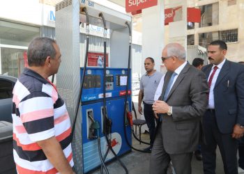 محافظ الجيزة: تعليق لافتات بالتعريفات بكل مواقف المحافظة