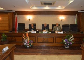 محافظ الجيزة يبحث تطوير مواقف ” السرفيس “
