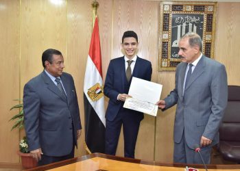 محافظ أسيوط يكرم الطالب الثاني مكرر على الثانوية العامة
