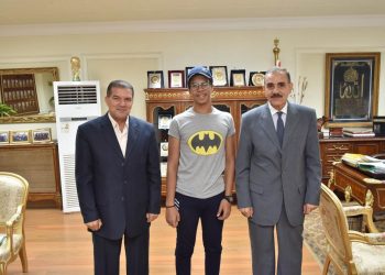 محافظ أسيوط يستقبل “محمد طارق”  للمشاركة في المخيم الكشفى  بالولايات المتحدة
