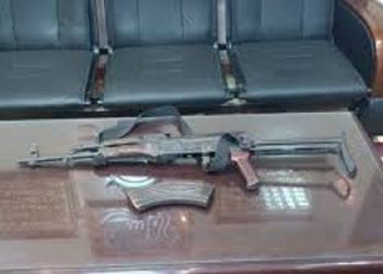 ضبط عاطل بحوزة بندقية و5 خزنة بعد إصابة في تبادل طلاق النار بأسوان