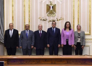 رئيس الوزراء يشهد توقيع عقد المرحلة الأولى لمنظومة النظافة