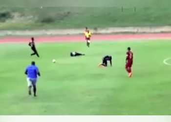 بالفيديو.. البرق يضرب لاعبيّن أثناء مباراة لكرة القدم