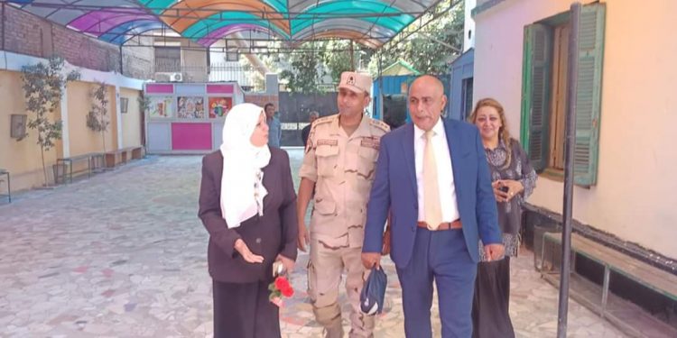 “عبد الهادي” و”حجازي” يحرصون على تكريم أبناء الشهداء في اللحظات الأولى من العام الدراسي الجديد