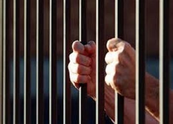 عامل يتهم مدرس بهتك عرض نجله في سوهاج