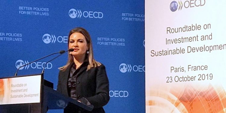 وزيرة الاستثمار الدولى تلقى الكلمة الافتتاحية فى المائدة المستديرة بباريس