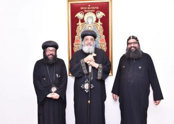 البابا تواضروس يستقبل  كاهن كنيسة القديسين في قطر