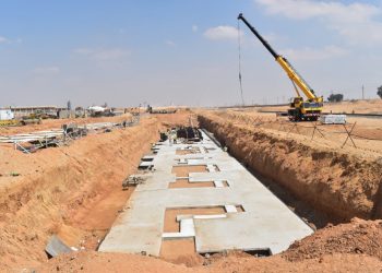 رئيس الجهاز: نقل خط مياه الشرب المتعارض مع محطة القطار الكهربائي بمدينة الشروق