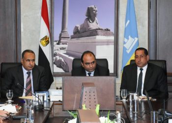 نائب محافظ الإسكندرية يتابع المشروعات التي تنفذها شركة الصرف الصحي بالمحافظة