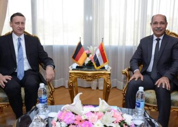 وزير الطيران المدني يستقبل سفير ألمانيا بالقاهرة
