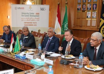 "مبارك" يستقبل المحافظ ومدير مكتب التعليم والصحة بالوكالة الأمريكية