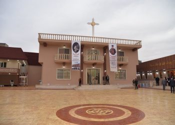 مسلمون ومسيحيون يُشاركون بإفتتاح أول كنيسة بالموصل بعد إعمارها من تدمير داعش