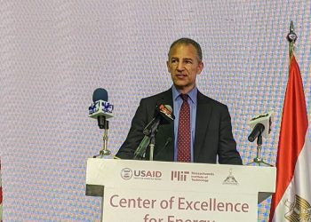 السفير الأمريكي: نفخر بدعم مركز أبحاث الطاقة في مصر