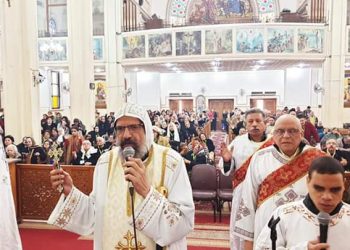 الانبا أنجيلوس يصلي القداس الإلهي وسط ابنائه من أسرة السامري